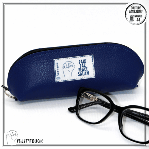 Étui lunettes bleu foncé "paix paz peace salam"