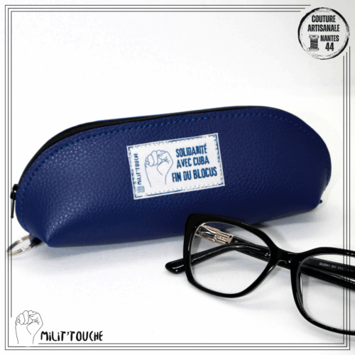 Étui lunettes bleu foncé "solidaritÉ avec cuba fin du blocus"
