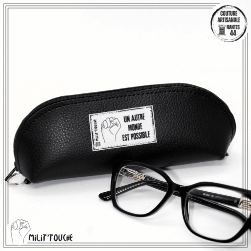 Étui lunettes noir "un autre monde est possible"