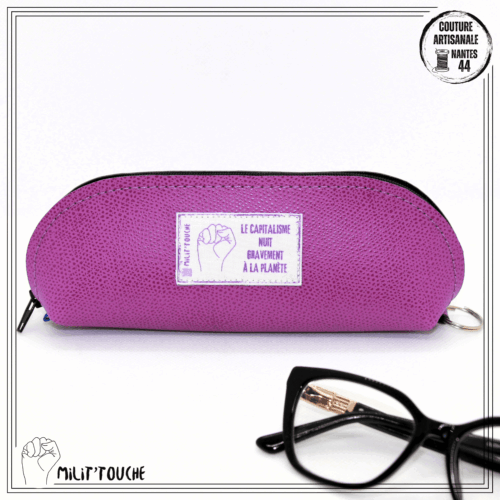 Étui lunettes mauve "le capitalisme nuit gravement a la planÈte"