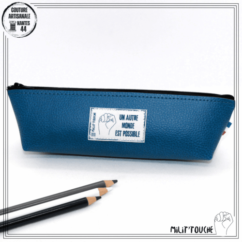trousse bleu canard "un autre monde est possible"