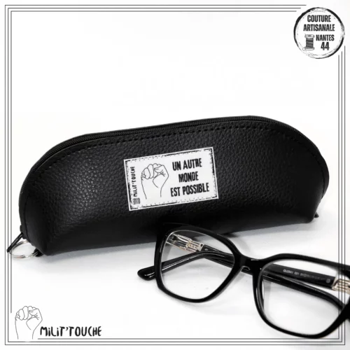 etui lunettes simili noir un autre monde est possible 1