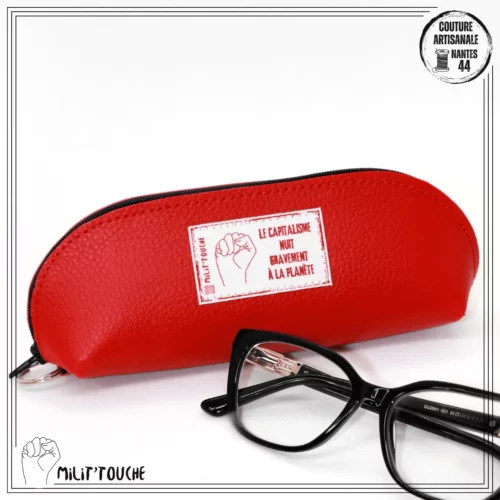 etui lunettes simili rouge le capitalisme nuit gravement a la planete 1