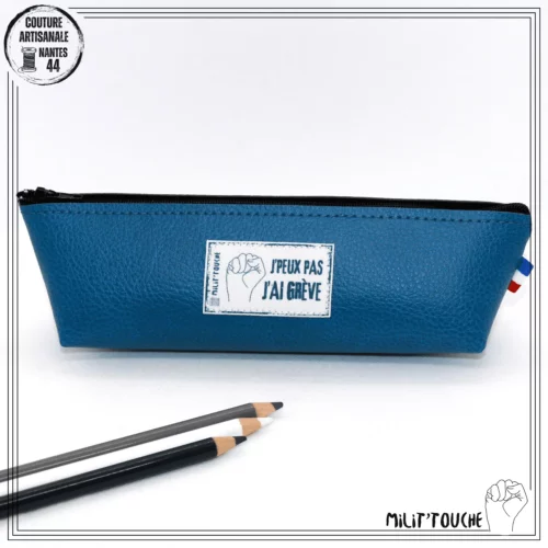 trousse simili bleu canard j peux pas j ai greve 1