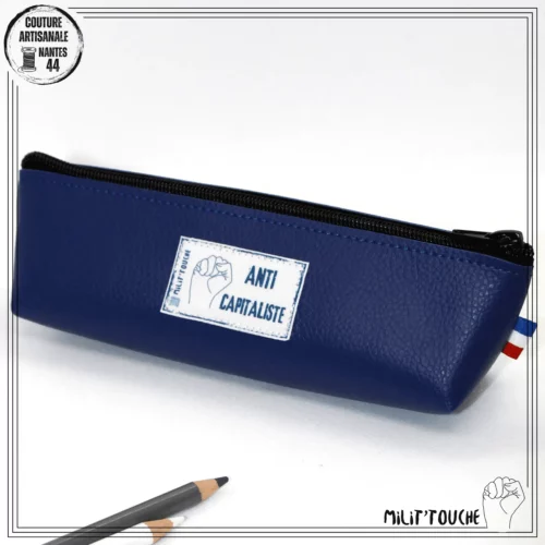 trousse simili bleu fonce anticapitaliste 1