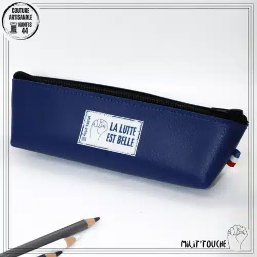 trousse simili bleu fonce la lutte est belle 1